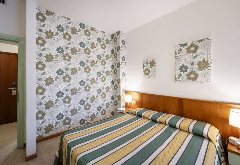 Camera_hotel_Luna_doppia_carta_da_parati